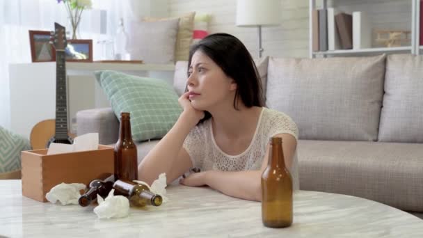 Aziatische Diepbedroefd Vrouw Zittend Vloer Drinken Van Alcohol Veroveren Van — Stockvideo