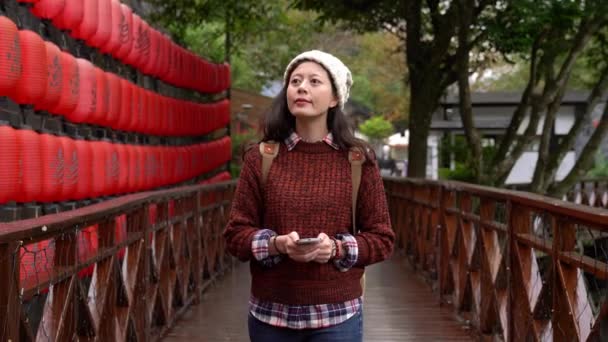 Bonita Chica Japonesa Caminando Puente Madera Disfrutar Vista Aire Libre — Vídeo de stock