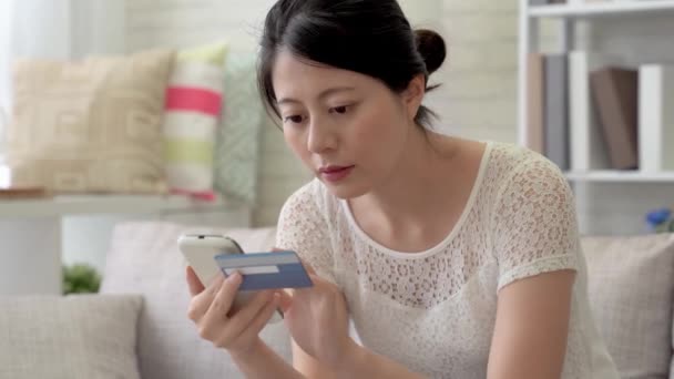 Mulher Asiática Tecendo Sua Senha Cartão Crédito Para Comprar Algo — Vídeo de Stock