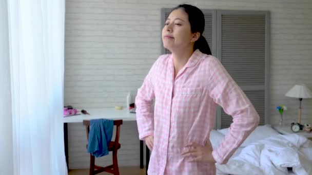 Kollarını Yükseltmek Omuzlarını Dönen Kadın Stres Serbest Bırakmak Için Daha — Stok video