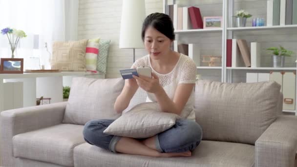 这位亚洲女性对通过信用卡支付在网上购票的便利感到满意 — 图库视频影像