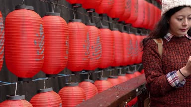 yürüyen kadın seyahat ve arka plan üzerinde kırmızı fener köprü manifatura iletiyi durdurun. sıcak Japonca metin anlam yaylar üzerinde fener.