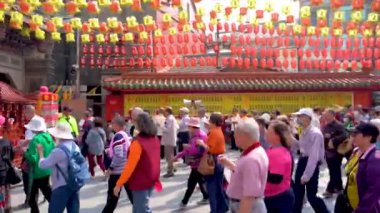 Changhua, Tayvan - Mart 26, 2018:Side görüntülemek tapınağa kapıdan birçok yaşlı tapanlar.