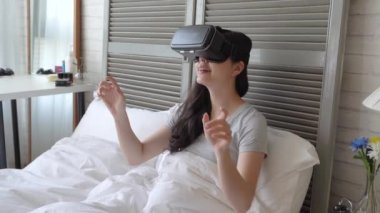 O kahvaltı için ne istiyorsa seçmektir VR aygıtı kullanarak Asya modern kadın sanıyordum.