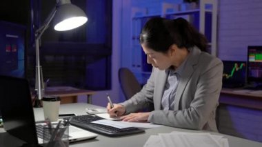 bir sürü şey Office'le çalışma meşgul süper Asya iş adamları için ileri