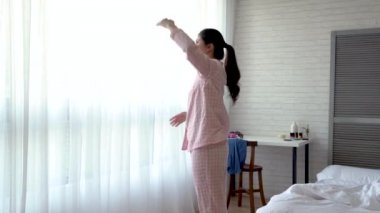 Asyalı kadın hoş bu sabah basit bir egzersiz yapıyor. Germe ve ısınmak için Kollarını açarak.