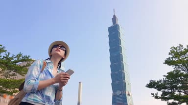 Bu telaşlı Taipei şehirde doğru yolu bulmak için Asya ziyaretçi haritası arıyorsunuz düşük açılı.