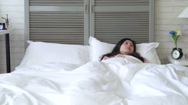 Hoşlandığı sürece Asyalı kadın uyur. Satisfy ile uyandı.