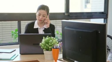 Ekibi iş başında. Grup Genç iş adamları akıllı takım elbise giymek birlikte çalışma başlangıç office