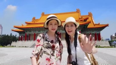 Özgürlük Meydanı önünde Asya turist.