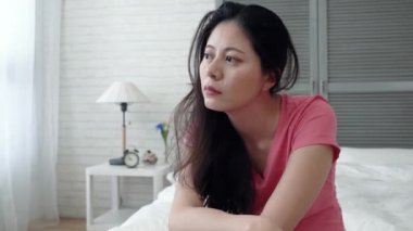 Asyalı kadın aşık olur o adam ile olan ilişkisi hakkında karışıktır. O-ebil'biçim dışarı onların ilişki arasında gerçek problem.