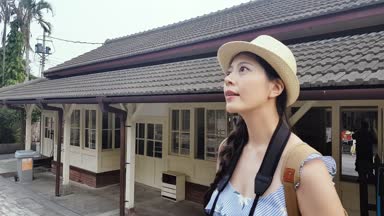 Zihninde resim çizim sonra. Japon kız hızlı bir şekilde onu kamera taşıdı ve eski Japon tren istasyonunda bir vuruş verdi.