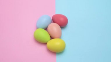 Hızlı hareket el renkli Paskalya yumurtaları masada tek tek sürekli götürün.