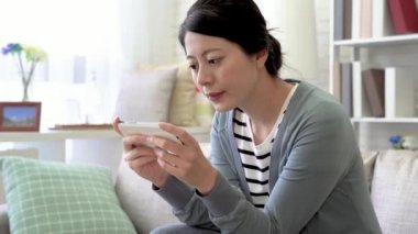 Asyalı kadın kendini oturma odasında video oyunları oynarken içine battı. O yüzden hiç kimse konsantre onu rahatsız edebilir miyim.