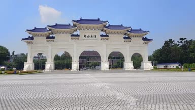 Çeviri dekore edilmiş kemer metin Özgürlük Meydanında