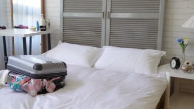 Bavul çok fazla giysi sıkar ve giysileri sıkı ve düzgün bir şekilde katlanmış değil çünkü patlayabilir.