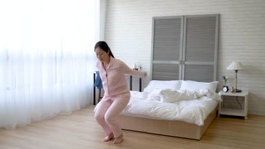 Asyalı kadın o--dan bu keyifli tatil uyku uyandıktan sonra onun günlük egzersiz yaparak.