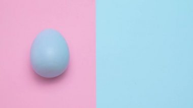 Gök mavisi Paskalya yumurtaları yakın çekim çekim punchy pastel arka plan üzerinde statik kalır.