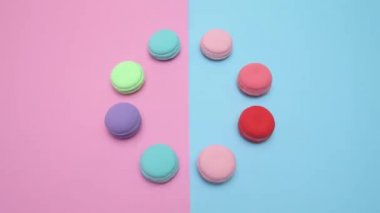 Farklı renkte ayrı ayrı sekiz macarons tablodan birbiri ardına yok.