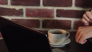 Genç şık ve moda kadın onun smartwatch cafe bar içinde kontrol. Yüksek açı vurdu. Seçici odak ve Toned görüntü. karışık yarış Asya Çin yapımı