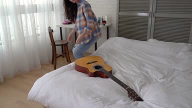 Bir kadın oturur ve onun gitar aldı ve onun stres serbest bırakmak için en sevdiği şarkıyı çalmaya başladı.