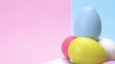 Yakın çekim çekim renkli Paskalya yumurtaları yığınları plaka dönen yerleştirilir. Bir punchy pastel kavram.