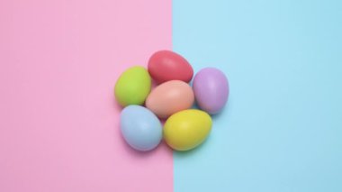 Beyaz bir Easter egg diğer yumurtaları masaya vurur. Onlar birlikte titremeye.