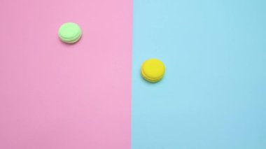 Renkli macarons birbiri ardına masaya ortaya çıkar. Son olarak dört satır dizilmiş.