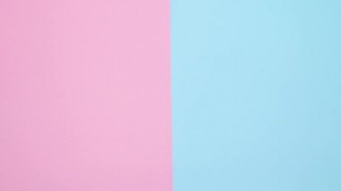 Bir el Paskalya yumurtaları teker teker masanın üstüne koy. Orada altı farklı renk toplam.