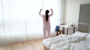 Pencere ve güneş ışığı duran kadın camdan gel. O bu sabah yüze gidiyor görev tartıştılar.