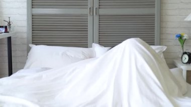 Asyalı kadın iyi uyuyamadım. O döndü ve de uyumaya çalışıyor yatağa attı.