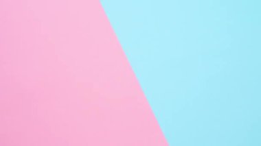 Kadın kullanılan kozmetik ortaya sol tarafından sağ tarafına. Onlar karmaşa içinde dağılmış.