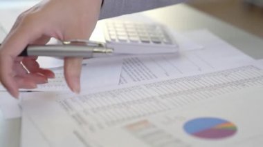 İleri hesaplama el kadınla hesaplamak finans Danışma ofisi.