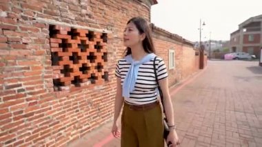 Yürüyüş Asyalı kadın hızlı bir hareket eski sokağın Lukang içinde geçti. O özel eski duvarları görmek için arıyor.