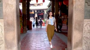 Changhua, Tayvan - 26 Mart 2018: Asyalı kadın girişinde ve kamera geçmiş yürüdü.