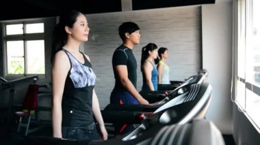 Koşu bandında yürüyüş dört kişi. Onlar sadece şiddetli egzersiz bitmiş.