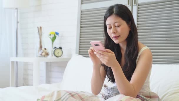 Jovem Senhora Asiática Moderna Acordou Verificar Mails Usando Seu Smartphone — Vídeo de Stock