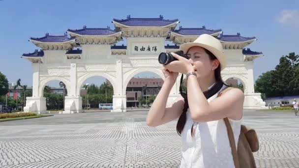 亚洲游客在自由广场前拍照 — 图库视频影像
