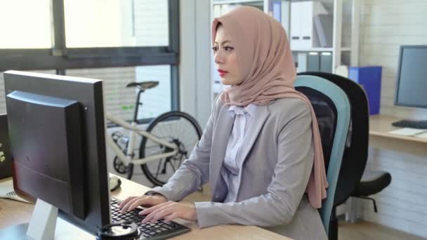 职业穆斯林女商人在她的笔记本电脑工作的形象 漂亮的年轻女子在她的办公桌上 — 图库视频影像