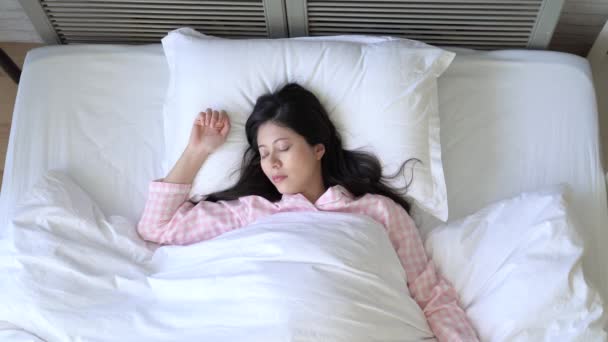 Mulher Asiática Tentou Usar Cobertor Para Cobrir Sua Cabeça Para — Vídeo de Stock