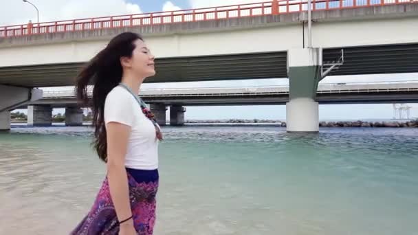 Movimento Lento Jovem Menina Asiática Praia Naminoue Ela Gosta Vento — Vídeo de Stock