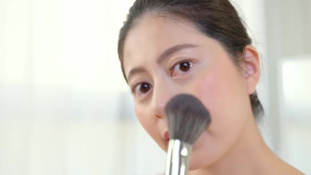 Young Beautiful Asian Girl Using Beauty Makeup Brush Her Face — Stock Video