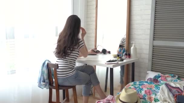 Maquillaje Mujer Asiática Joven Antes Trabajar Sienta Frente Espejo Habitación — Vídeo de stock
