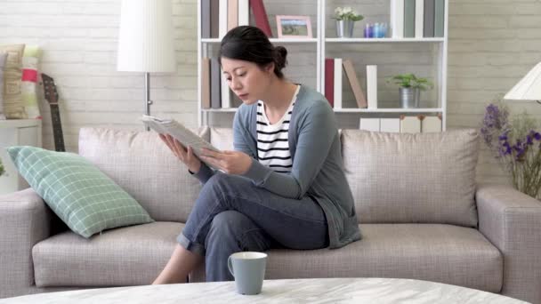 Mujer Asiática Moderna Está Leyendo Periódico Cerca Ella Quiere Perder — Vídeo de stock