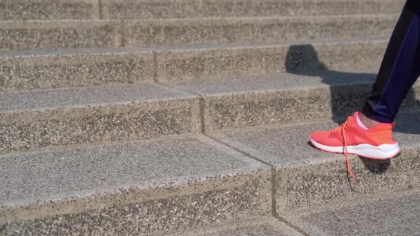 Pie Femenino Paso Escalera Hormigón Ciudad Ató Los Cordones Sus — Vídeo de stock