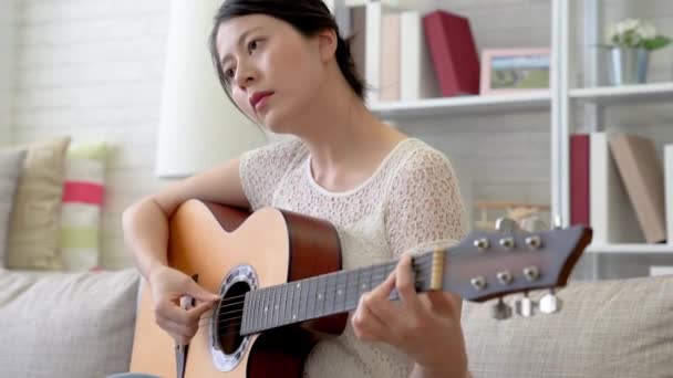 Primer Plano Mujer Asiática Tocando Guitarra Poniendo Sus Dedos Las — Vídeos de Stock