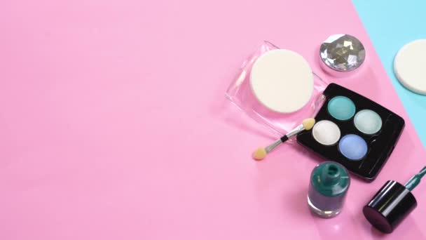 大量的化妆品工具和喷头散落在强力粉彩背景 — 图库视频影像