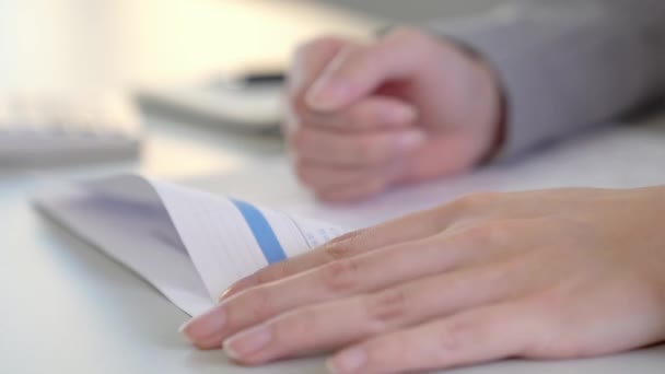 mise au point sélective de la main de la femme retournant le document papier examiner les états financiers .