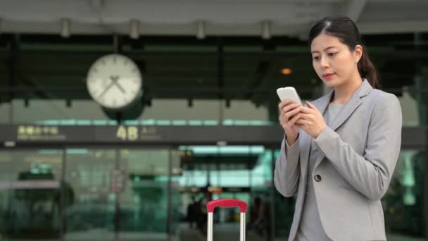 Portret Van Een Reizende Aziatische Zakenvrouw Wachten Met Tas Telefoon — Stockvideo