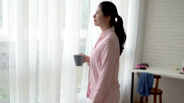 Femme Asiatique Marchait Côté Balcon Boire Thé Chaud Voir Vue — Video